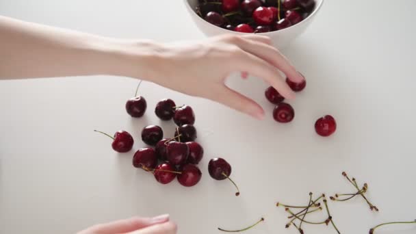 Processamento Bagas Mãos Senhora Tomam Cereja Vermelha Deliciosa Removem Haste — Vídeo de Stock