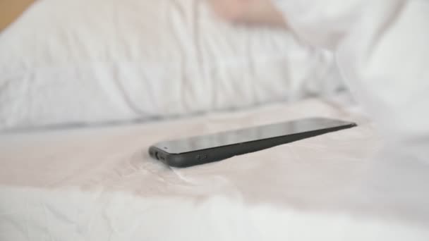 Kadın elleri yataktaki sosyal medyayı kontrol etmek için cep telefonu kullanıyor — Stok video