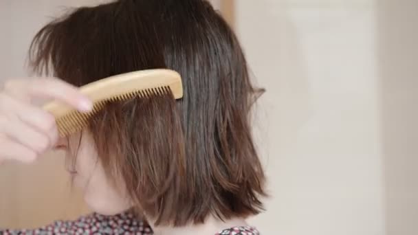 Frau Mit Kurzhaarschnitt Kämmt Nasses Haar Mit Holzwerkzeug Nach Dem — Stockvideo