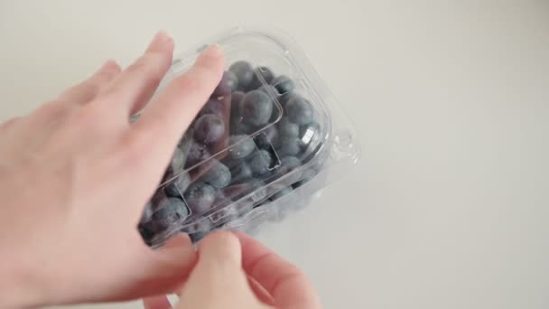 Las Manos Femeninas Con Uñas Largas Abren Recipiente Plástico Transparente — Vídeo de stock