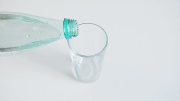 Vidrio Transparente Lleno Agua Mineral Botella Sombra Azul Transparente Que — Vídeo de stock