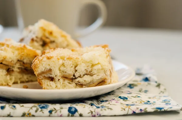 Яблучний пиріг на тарілці — Stok fotoğraf