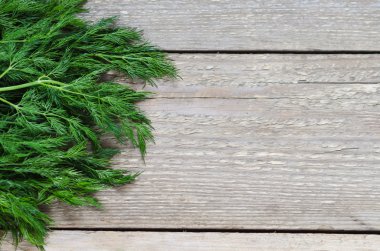 Masanın üzerine ıslak yeşil dereotu