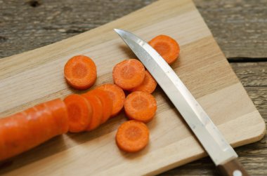 bir tahta üzerine dilimlenmiş havuç