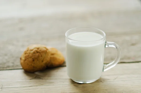 Copo de leite com biscoitos de aveia — Fotografia de Stock