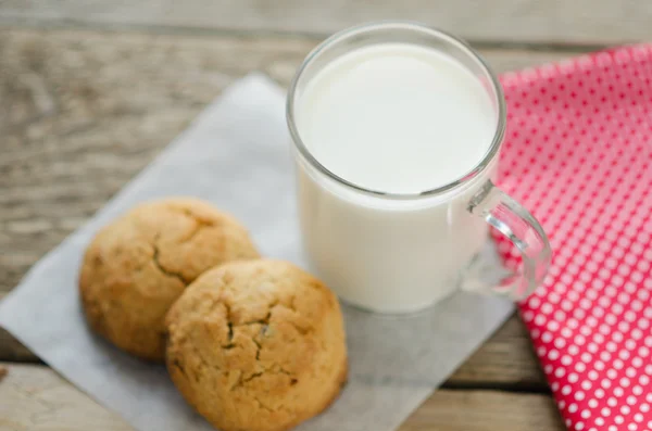 Taza de leche con galletas de avena — Foto de Stock