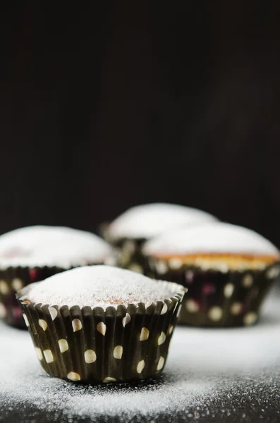 Muffins in Puderzucker — Stockfoto