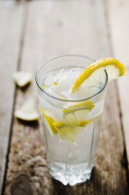 Buzlu soğuk limonata.