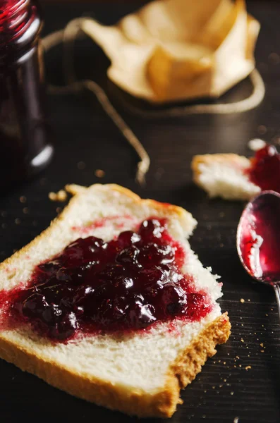 Preiselbeermarmelade auf Brot — Stockfoto