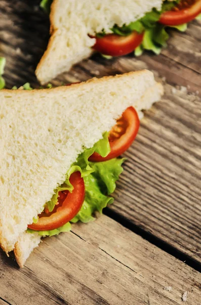 Vegetáriánus finom szendvicset a fából készült asztal — Stock Fotó