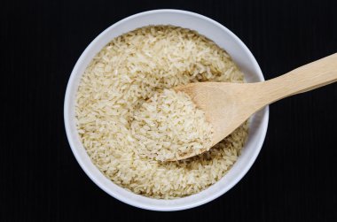 Altın pirinç bir kase kaşık karanlık tablo ile