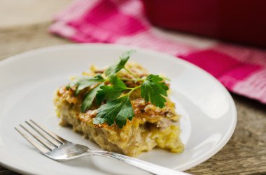 et ve peynirle plaka üzerinde fırında patates