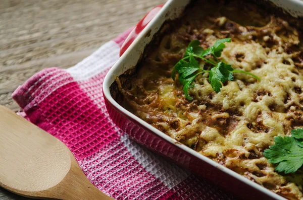 Peynirli bir kase sıcak fırında patates — Stok fotoğraf