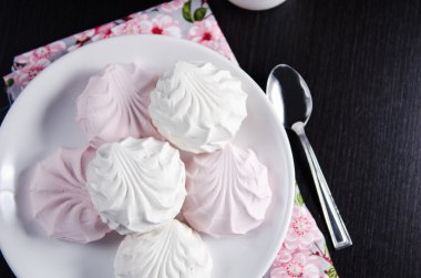 tatlı beyaz ve pembe şekerleme plaka üzerinde