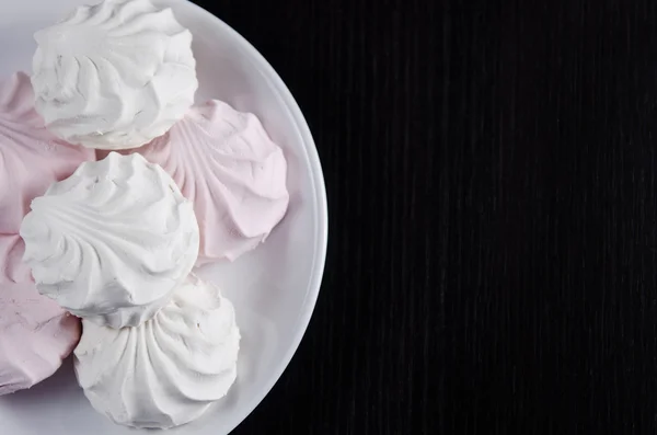 Malvaviscos blancos y rosados dulces en el plato —  Fotos de Stock
