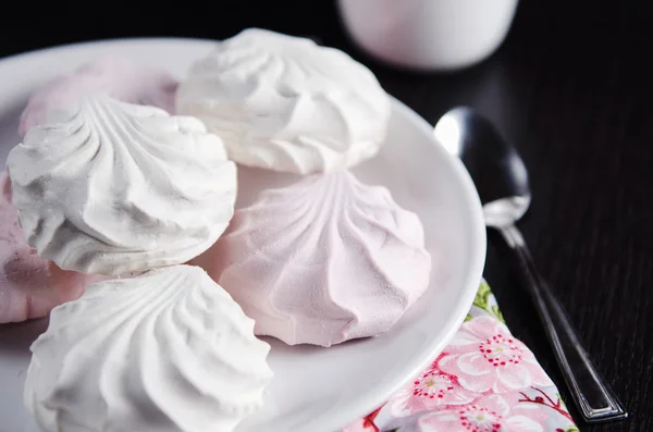 Sweet white and pink marshmallows on plate — Stock Photo, Image