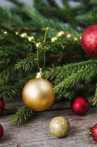 Adornos de Navidad en una rama de abeto — Foto de Stock