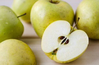 Bir hasır sepet sarı ıslak taze elma