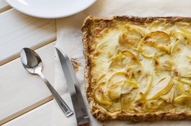 sıcak taze lapa lapa elmalı turta ahşap bir masa üzerinde