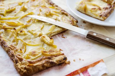 sıcak taze lapa lapa elmalı turta ahşap bir masa üzerinde