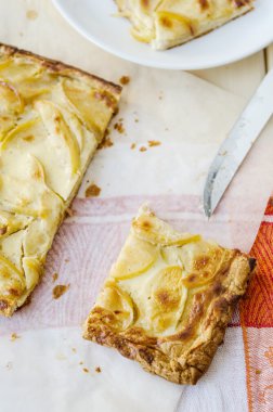 sıcak taze lapa lapa elmalı turta ahşap bir masa üzerinde