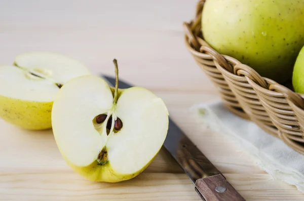 Kuning apel basah dalam keranjang wicker — Stok Foto