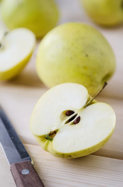Kuning apel basah dalam keranjang wicker — Stok Foto