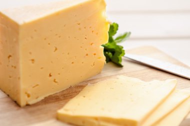 bir kesme tahtası ile peynir dilimleri