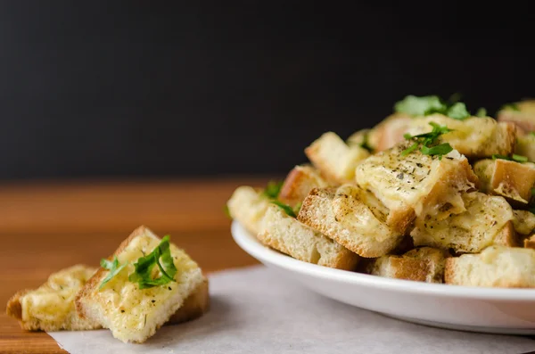 Pain grillé au four avec du fromage et des herbes — Photo