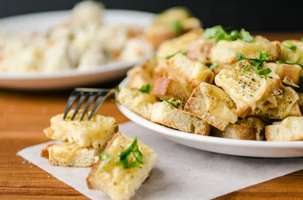 Tostadas al horno con queso y hierbas — Foto de Stock