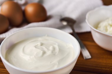 ekşi krema, peynir, yumurta yemek pişirmek için