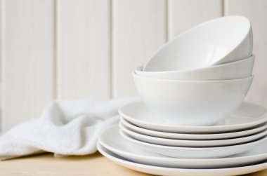 Beyaz tabaklar ve kaseler