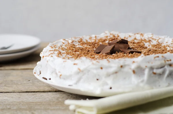 Gâteau glacé avec des pépites de chocolat — Photo