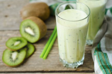 milkshake kivi bir cam çubuk ile