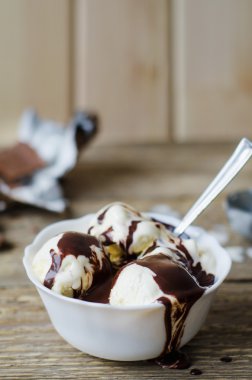 Beyaz kase çikolata vanilyalı dondurma