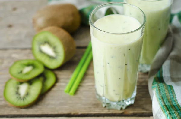 milkshake kivi bir cam çubuk ile