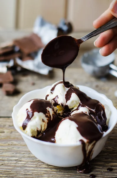 Ванильное мороженое в белой миске с шоколадом — стоковое фото