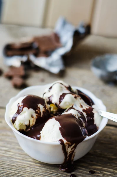 Vanilleeis in weißer Schüssel mit Schokolade — Stockfoto