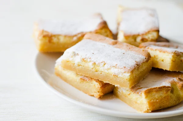 Zitronenriegel mit weißem Puderzucker bestreut — Stockfoto