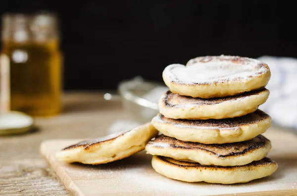 Pfannkuchen heiß mit Puderzucker auf weißem Teller bestreut — Stockfoto