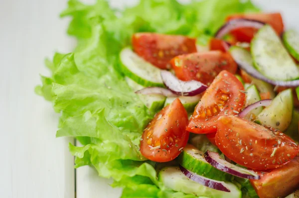 Ensalada con pepinos y tomates aceite de oliva — Foto de Stock