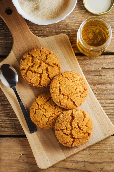 Zelfgemaakte suiker koekjes met honing op houten bord — Stockfoto