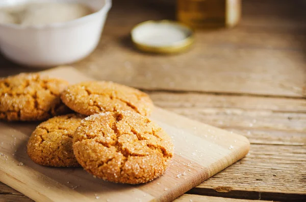 Galletas de azúcar caseras con miel sobre tabla de madera — Foto de Stock