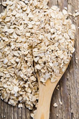 Buğday gevreği tahta kaşık masada