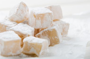 oryantal tatlılar pudra şekeri pişirme için kağıt üzerinde