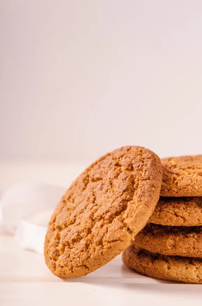 Pila de galletas de avena atadas con una cinta rosa como regalo — Foto de Stock