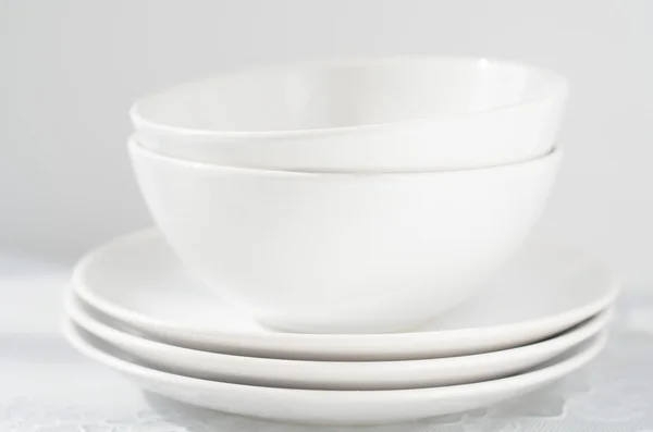 Beyaz tabaklar ve kase üzerinde masa lambası — Stok fotoğraf