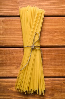  makarna kahverengi ahşap masa üzerine demet