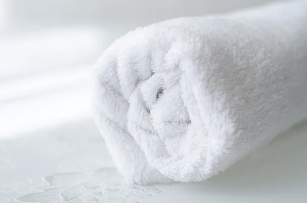 tablo üzerinde katlanmış temiz beyaz banyo havlusu