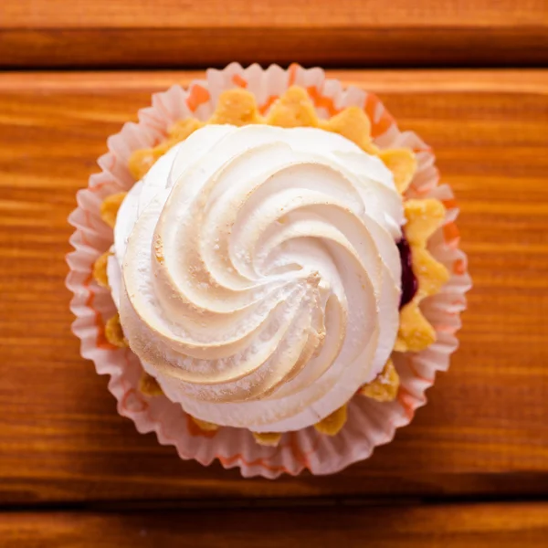 El pastel dulce con la crema el azúcar blanco la mesa de madera — Foto de Stock